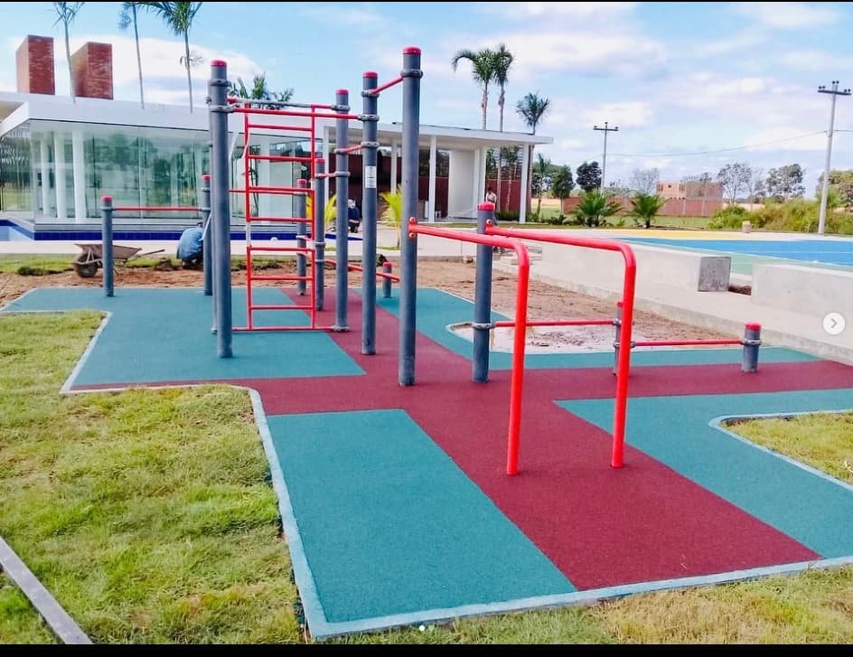 Parque de calistenia terminado con piso de caucho y barras, Ciudad del Niño