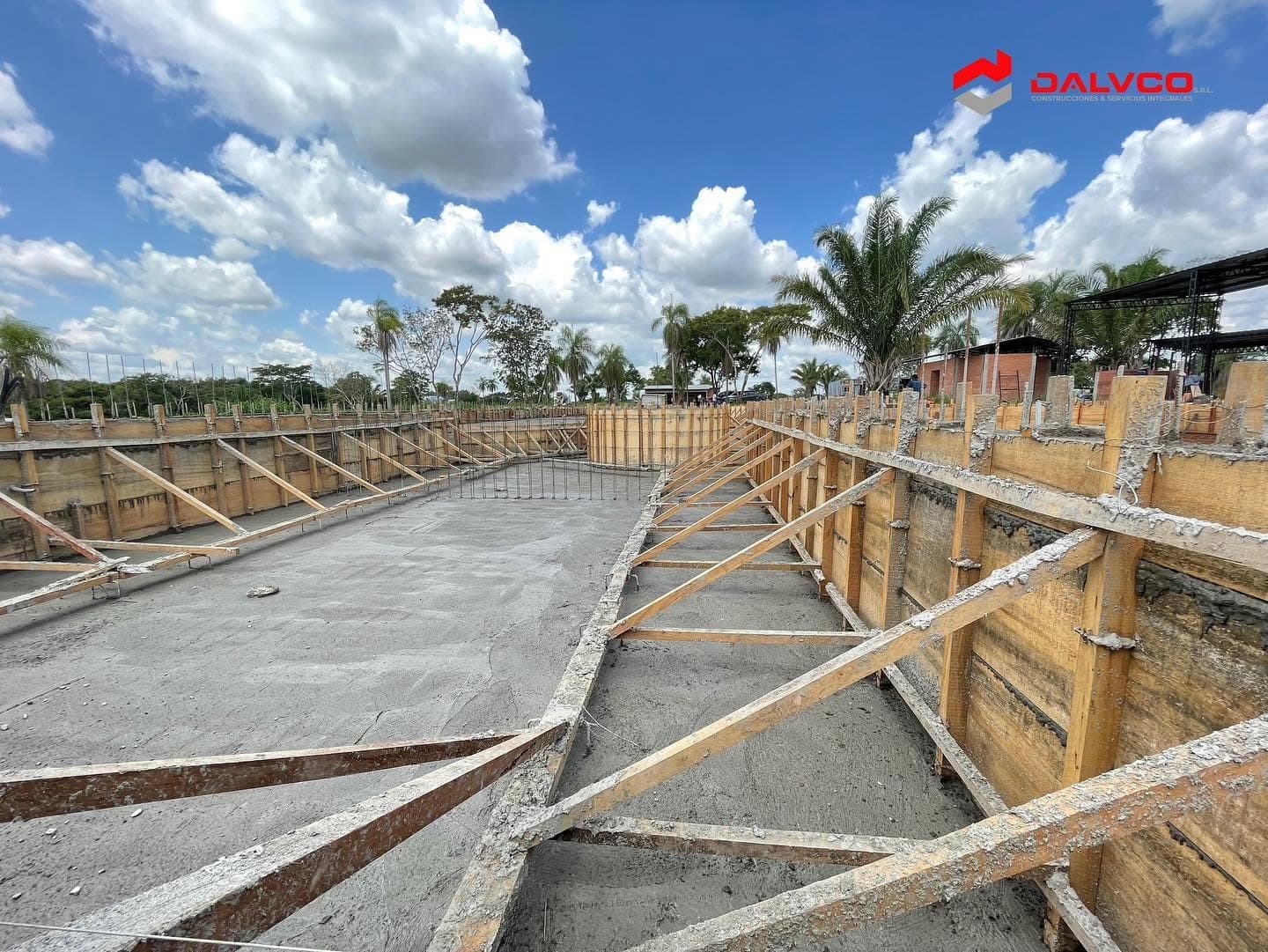 Encofrado y losas de las piscinas de un parque acuático en plena construcción