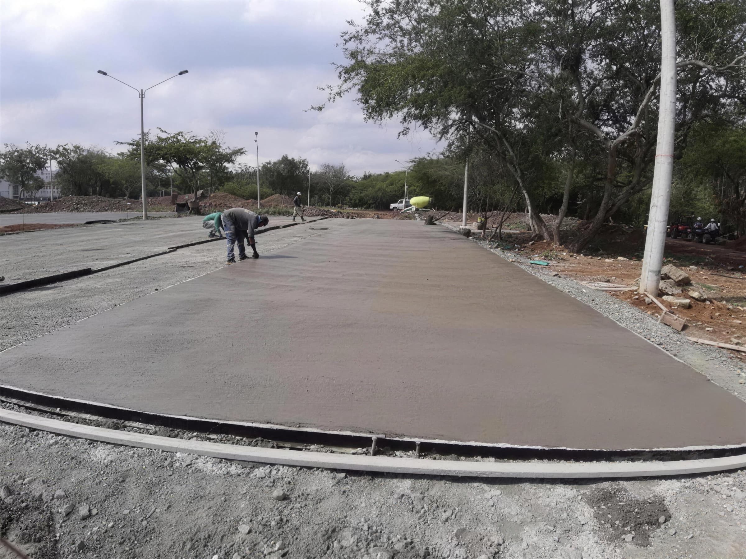 Losa de pavimento rígido recién vaciada por el equipo de DALVCO